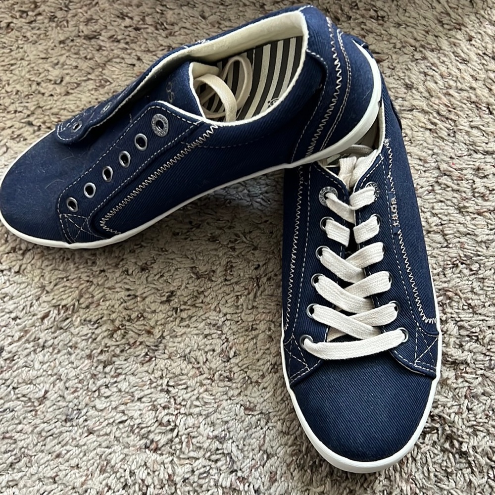 Taos navy blue sneakers size 8.5